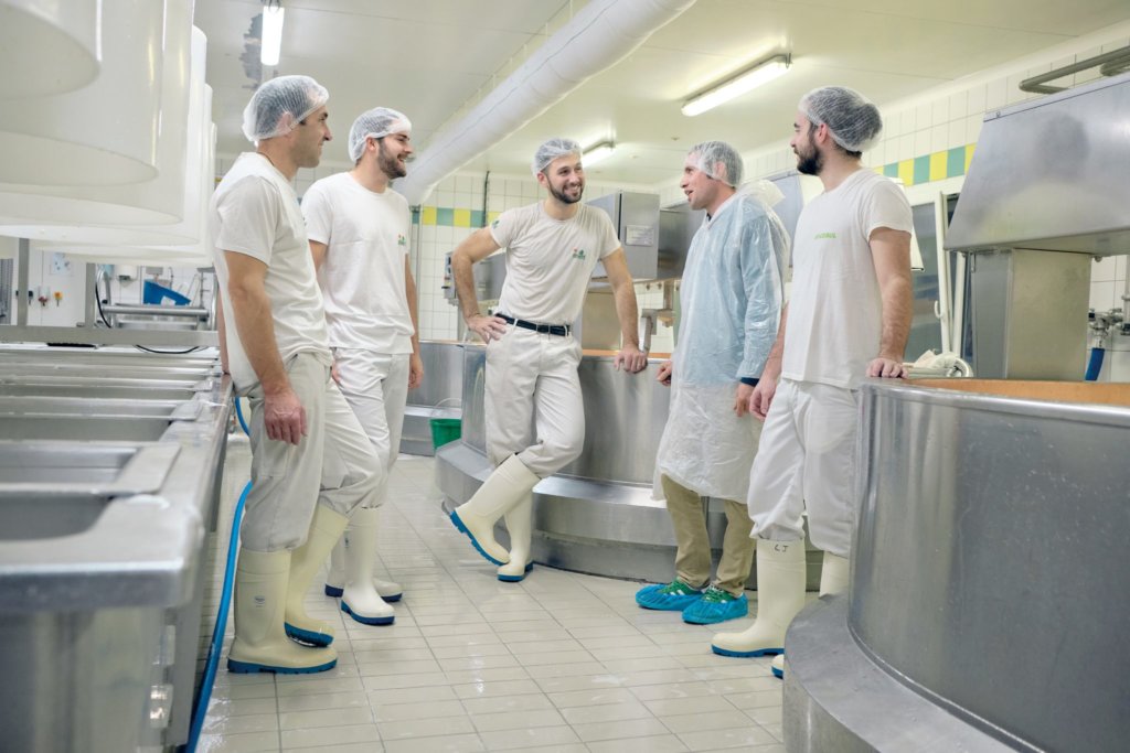 Baptiste Mivelle, président de coop, avec l'équipe fromagère - Photo Loris Faé