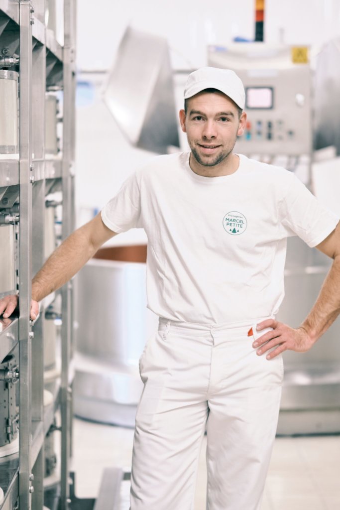 Maxime Rolet se sent autant appartenir au monde fromager qu’au monde agricole. « Les deux sont indissociables. » Photo Loris Faé